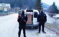 Поліцейські Путильщини викрили буковинця, який перевозив контрафактні цигарки