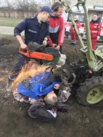 Вовчанський район: рятувальники надали допомогу чоловіку, який травмувався під час виконання господарських робіт