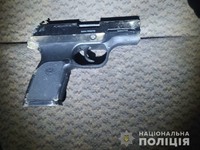 Поліцейські Виноградова вилучили у чоловіка пістолет