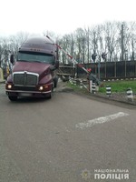 Нетверезий водій вантажівки вчинив ДТП на залізничному переїзді