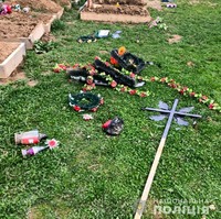 На Буковині правоохоронці викрили чоловіка, який вчинив наругу над могилами