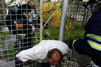 П’ятихатський район: рятувальники визволили чоловіка який застряг у паркані