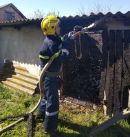 Новотроїцькі рятувальники спільно з місцевою пожежною охороною села Сиваське ліквідували пожежу господарчої споруди