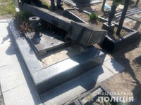 На Житомирщині поліцейські викрили підозрюваного у нарузі над могилами на кладовищі у Пулинах