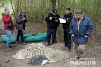 Водні поліцейські виявили на Дністрі браконьєра, який ловив рибу за допомогою сіток