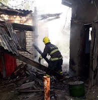 В Олешківському районі рятувальники ліквідували пожежу господарчої споруди