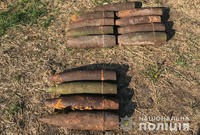Небезпечна знахідка: на подвір’ї волинянина поліцейські виявили понад  десяток артилерійських снарядів