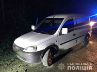 Поліцейські викрили двох жителів Рівненщини на незаконному перевезенні 20 кілограмів бурштину-сирцю