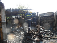 Новотроїцькі вогнеборці гасили палаючу господарчу споруду з дровами