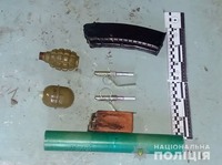 У жителя смт Іванівка поліцейські вилучили гранати, набої до автомату та вибухову речовину