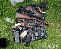 На Рахівщині поліцейські затримали двох братів, у яких виявили сховок зброї та набоїв