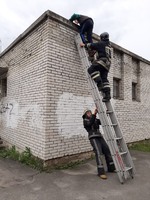 Київська область: рятувальники надали допомогу 13-ти річній дитині спуститися з даху будинку