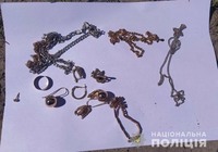 Золота каблучка, ланцюжки та сережки: на Маневиччині поліцейські оперативно затримали жінку за підозрою у вчиненні крадіжки