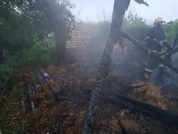 Дергачівський район: рятувальники врятували дві господарчі будівлі від вогню