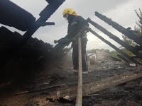 Новокаховські вогнеборці ліквідували пожежу літньої кухні, в яку влучила блискавка