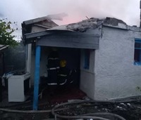 Новокаховські рятувальники ліквідували пожежу житлового будинку на двох власників