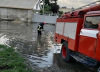 Одеські рятувальники продовжують надавати допомогу населенню у подоланні наслідків сильних опадів