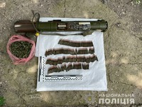 У жителя смт Нижні Сірогози поліцейські вилучили гранатомет, патрони та наркотики 