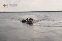У Нетішині надзвичайники врятували 51-річного чоловіка, човен якого перекинувся за 300 м від берега