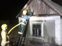 Олешківські рятувальники спільно з місцевою пожежною охороною с. Нова Маячка гасили палаючий будинок та літню кухню