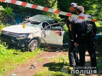 Автомобіль з пасажирами з`їхав з дороги і перекинувся: поліцейські розслідують смертельну ДТП в Яремче