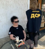 Збували амфетамін у Чернівцях та області – поліцейські викрили організатора та його спільницю