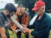 Закарпатські рятувальники надають допомогу трьом туристам, в яких у Карпатах влучила блискавка