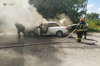 Хмельницький район: в Деражні під час руху загорівся автомобіль, в якому перебувало двоє дорослих та дитина