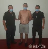 На Львівщині поліцейські затримали зловмисника, який погрожував водію зброєю та пошкодив його автомобіль
