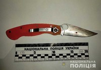 У Покрові поліцейські затримали чоловіка, який ножем поранив перехожого