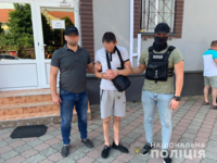 Закарпатські поліцейські затримали наркоторговця, який переховувався від правоохоронців, щоб уникнути покарання