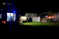 Полтавський район: у приватному домоволодінні згоріли два сінники із сіном