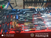 На Дніпропетровщині поліцейські вилучили майже 250 ножів та тротилову шашку