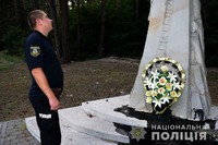 Облив рідиною пам’ятник та зник з місця події: поліцейські Бориспільщини затримали особу за хуліганство