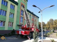 М. Новогродівка: рятувальники виконали демонтаж металевих коників на даху та фронтоні будівлі школи