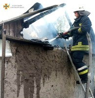 Білозерські рятувальники ліквідували пожежу в покинутому будинку