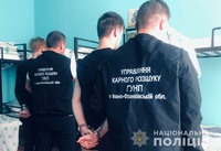 Поліцейські Івано-Франківщини затримали двох братів, які обкрадали держустанови та офісні приміщення
