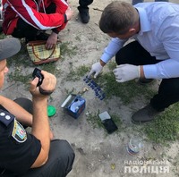Поліцейські Києва затримали матір та сина за збут наркотиків на території Лісового масиву