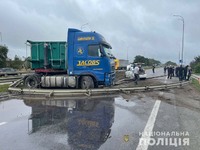На Рівненщині сталася ДТП за участі вантажівки та службового авто поліції: відкрито кримінальне провадження