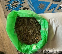 У жителя Скадовська дільничні поліцейські вилучили наркотики та саморобні пристрої для їх вживання