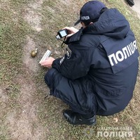 На Луганщині поліцейські затримали пенсіонера, який розгулював селищем з гранатою