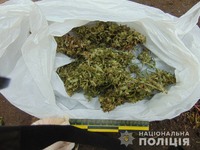 Звенигородські поліцейські затримали жінку під час передачі з рук в руки особливо небезпечного наркотику