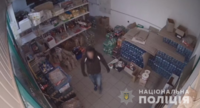 Поліція Тячівщини затримала зловмисника, який вночі вдерся до магазину та викрав гроші