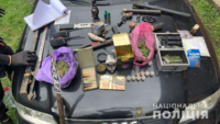 Поліцейські Тячівщини під час обшуку в зловмисника вилучили зброю і кілька видів наркотиків
