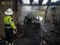 Тячівські рятувальники ліквідували пожежу на території приватного господарства