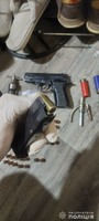За зберігання зброї та наркотичних речовин поліцейські Кам’янського встановили двох чоловіків