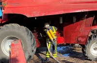 На Кіровоградщині вогнеборці приборкали пожежі автомобіля і комбайна