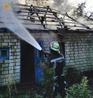 Херсонські рятувальники ліквідували пожежу в покинутому будинку