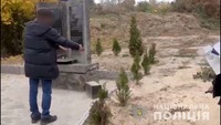 Поліцейські Василькова встановили особу чоловіка, який пошкодив меморіальну табличку поруч із пам‘ятником