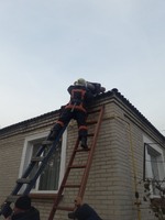 Волинь: рятувальники зняли з даху будинку чоловіка літнього віку